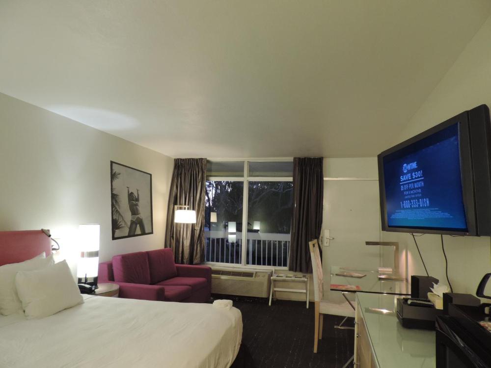 Deluxe King Room interior